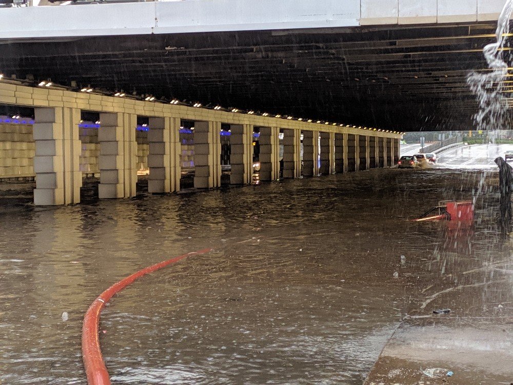 İ̇zmir’i Sel Vurdu: Alt Geçitler Ve Metro İstasyonlarının Çıkışları Tıkandı
