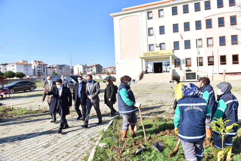 Altıeylül Belediyesinden Liseye Ağaçlandırma