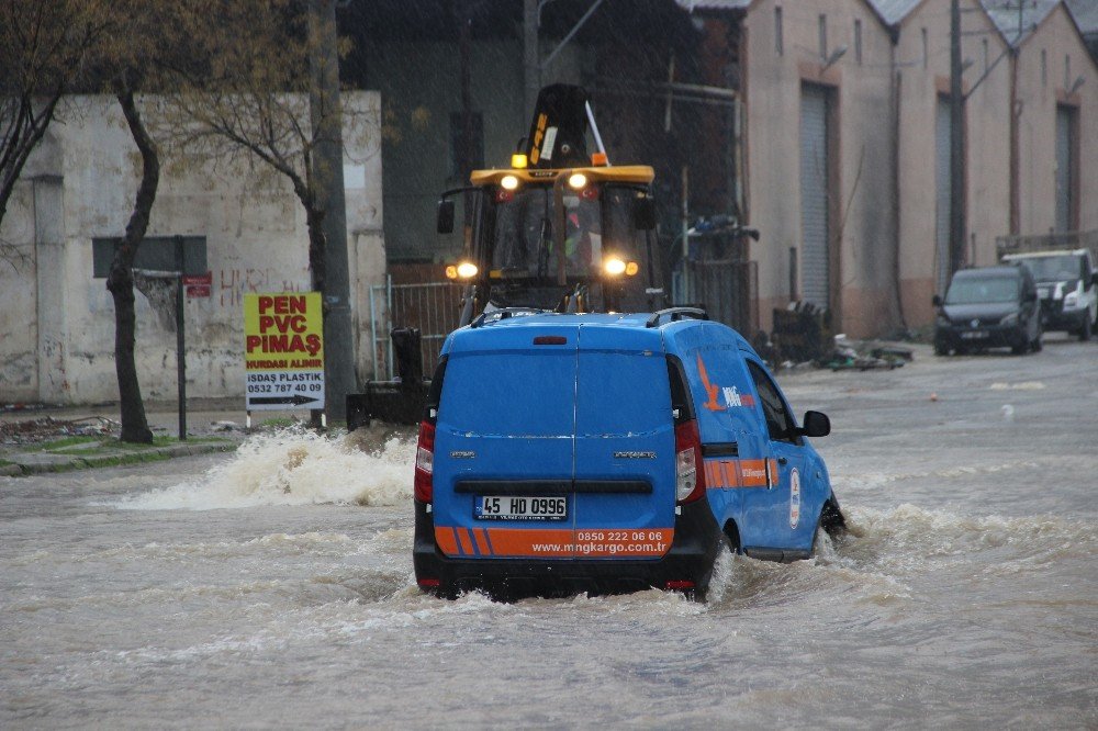 Manisa’da Dereler Ve Sulama Kanalları Taştı