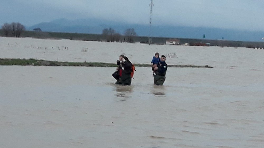 Sel Sularında Mahsur Kalan Anne Ve Oğlunu İtfaiye Kurtardı