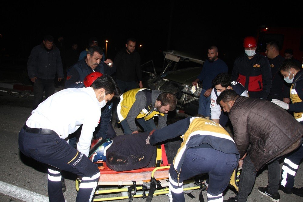 Otomobil Minibüse Arkadan Çarptı: 1 Ağır Yaralı
