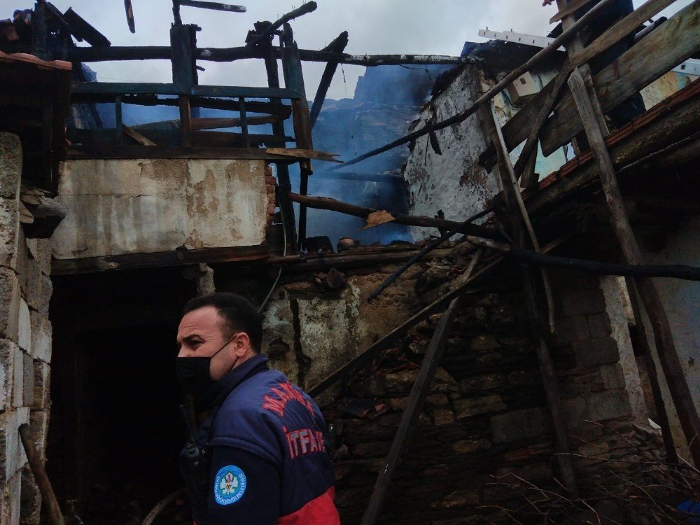 Manisa’da 101 Yaşındaki Kadın Yangında Öldü
