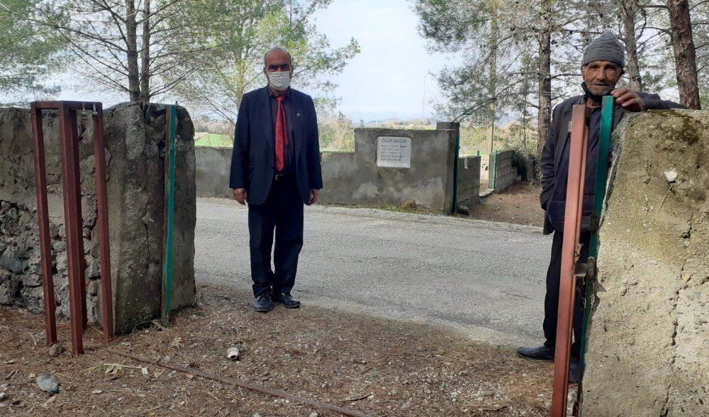 Mezarlık Kapılarını Çalan Hırsızlar Köylüleri İsyan Ettirdi