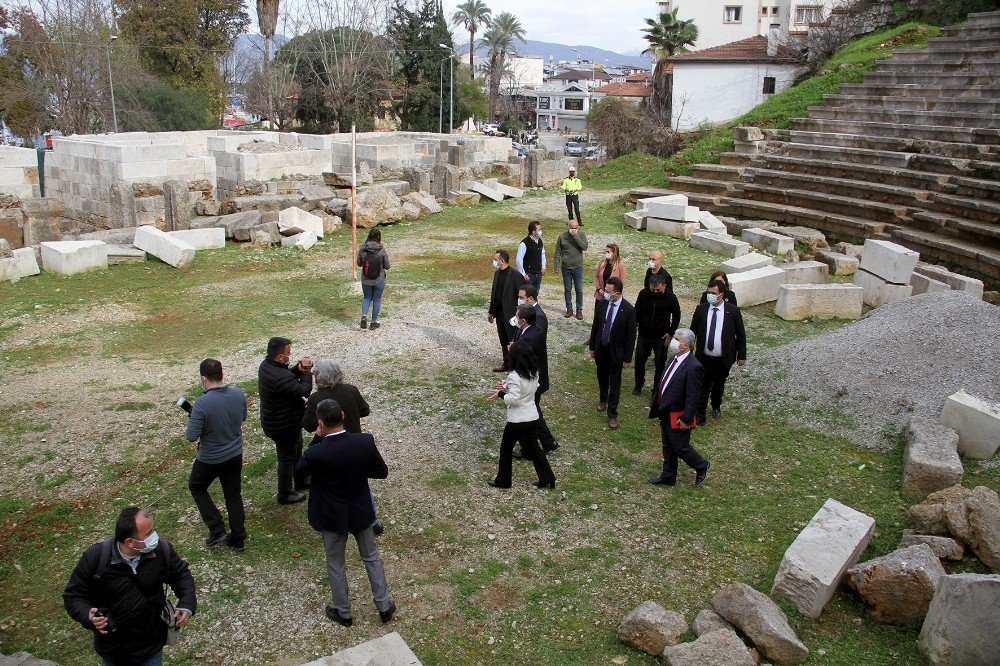 Restorasyonu Yarım Kalan Antik Tiyatroda Vali Tavlı, İnceleme Bulundu
