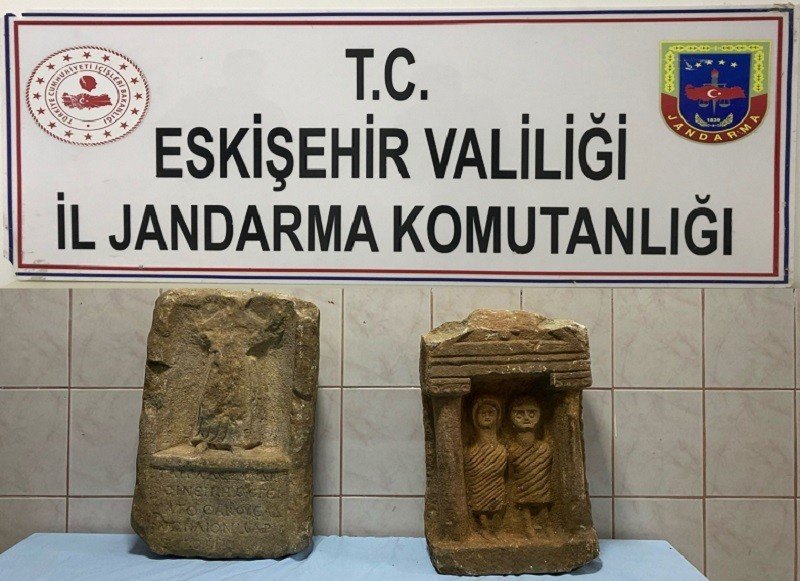 Tarlalarını Sürerken Buldukları Roma Dönemine Ait Mezar Taşlarını Satmak İsteyen 2 Kişi Gözaltına Alındı