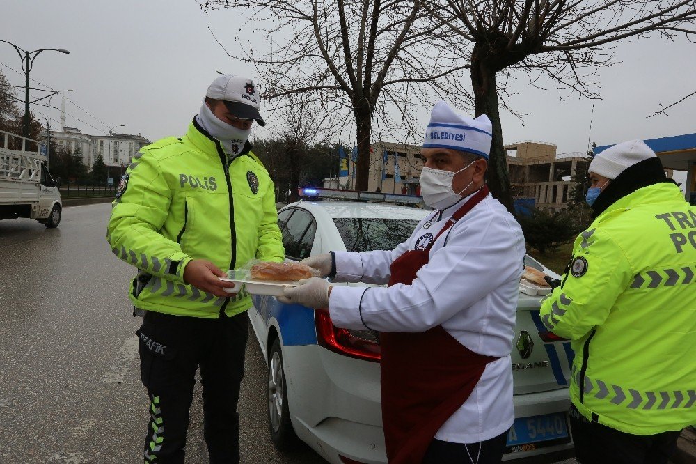 Şahinbey’de Görev Başındaki Polislere Sıcak Yemek İkramı