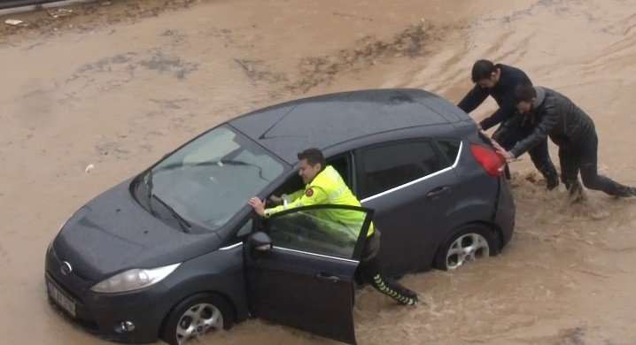 İ̇zmir’de Araçlar Selde Mahsur Kaldı; Yardımına Polisler Koştu