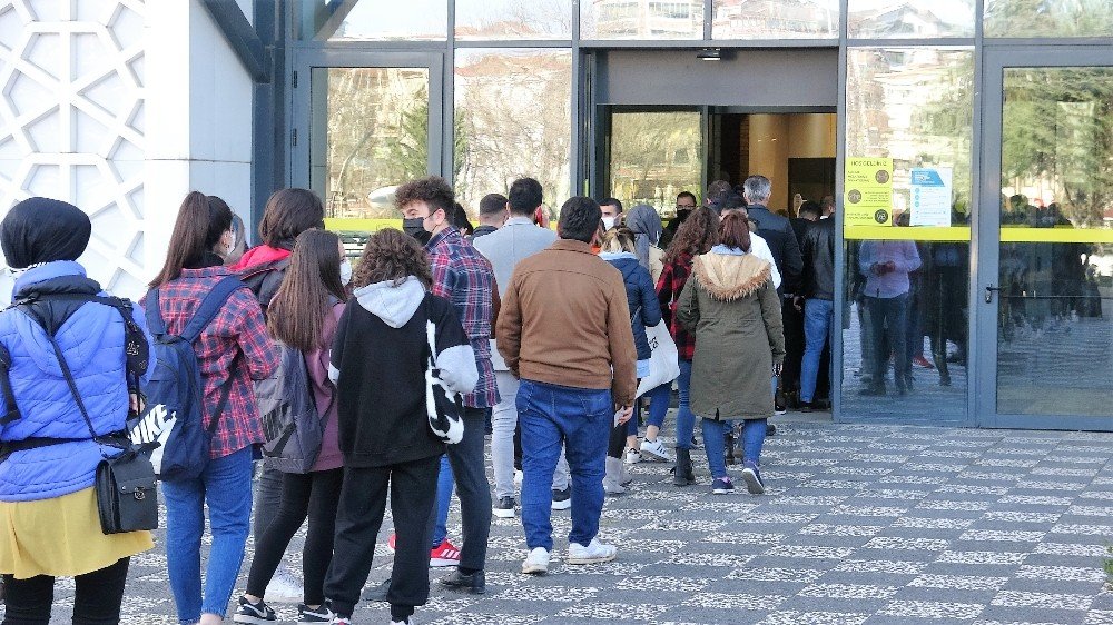 Avm’de Uzun Kuyruklar Oluştu, Sosyal Mesafe Unutuldu