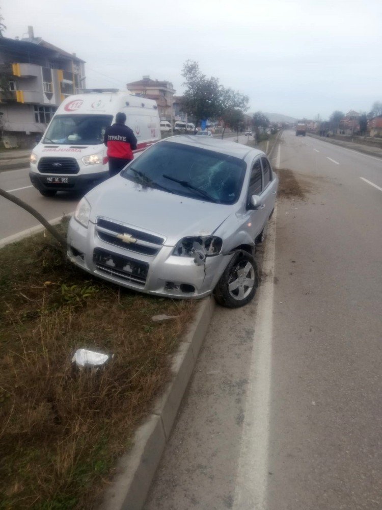 Hızını Alamayan Sürücü Karşı Şeride Geçti