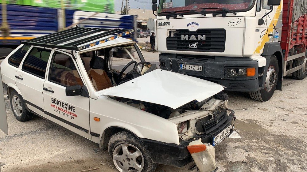 Tırın Çarptığı Otomobilin Sürüklediği Anlar Güvenlik Kamerasında