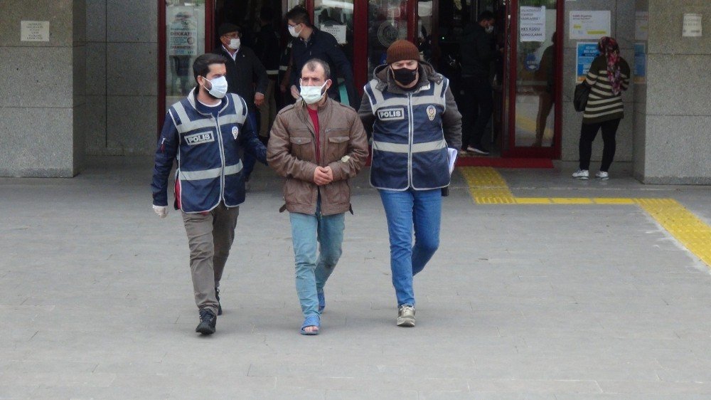 Polisten Yalınayak Kaçan Azılı Hırsız Adliyeye Polisin Verdiği Terliklerle Çıktı