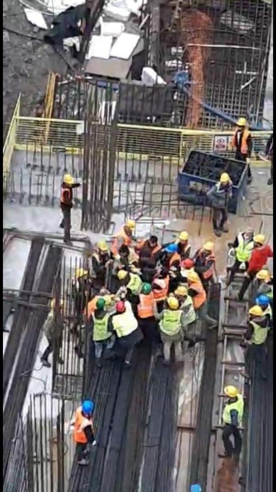 Ataşehir’de İnşaat İşçileri Arasındaki Meydan Dayağı Kamerada