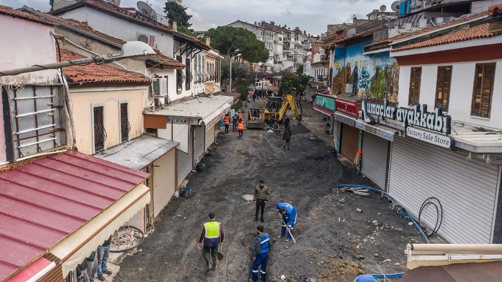 Kuşadası’nın Turistik Çarşılarında Yenileme Çalışmaları Sürüyor