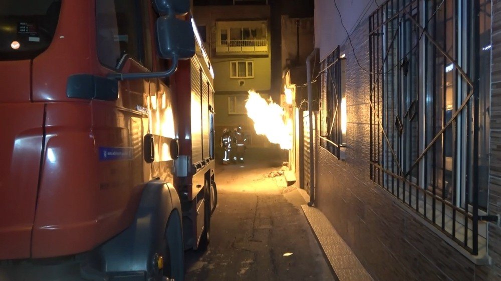 Bursa’da Korku Dolu Anlar...doğalgaz Kutusu Büyük Bir Gürültü İle Patladı