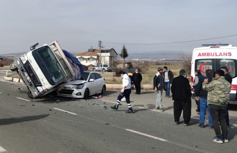 Elazığ’da Kamyonet, Otomobilin Üzerine Devrildi:2 Yaralı