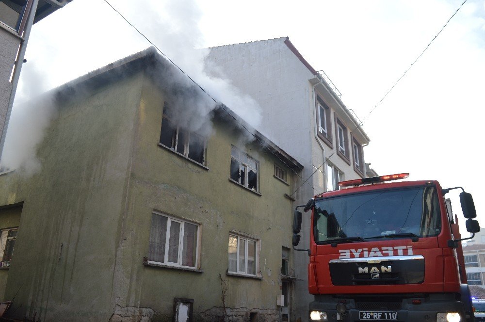 Eskişehir’de Sobadan Çıkan Yangında 2 Çocuk Yaralandı