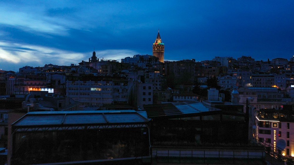 Galata Kulesi’ne Rengarenk Işıklandırma