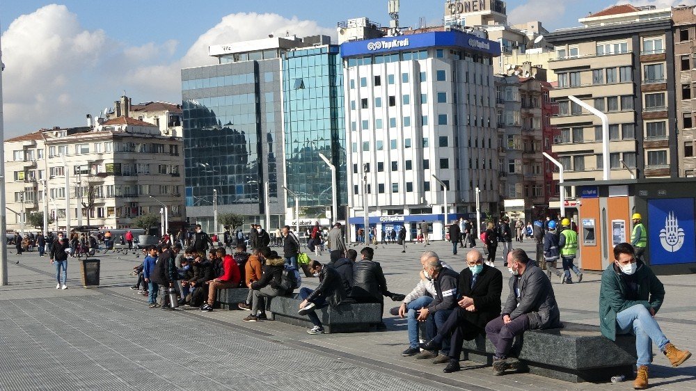 Güneşli Havada Vatandaşlar Taksim Meydanı’na Akın Etti