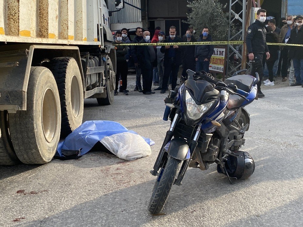 Kamyonla Motosiklet Çarpıştı: 1 Ölü