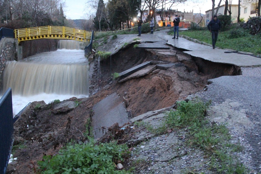 İ̇zmir’de İstinat Duvarı Büyük Bir Gürültüyle Yıkıldı