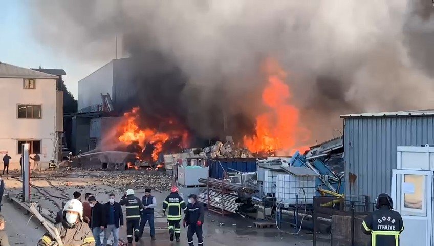Kocaeli’de Geri Dönüşüm Fabrikasında Yangın