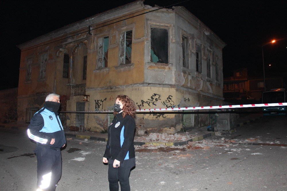 Tarihi Binanın Çatısından Beton Parçaları Koptu