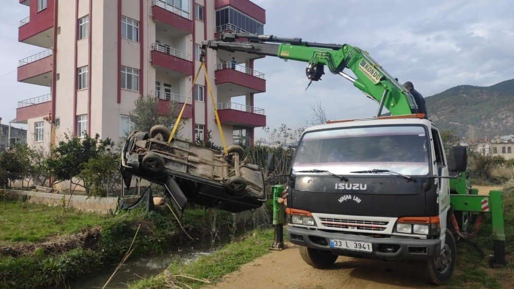 Otomobil Su Kanalına Düştü, Baba İle Kızı Yaralandı