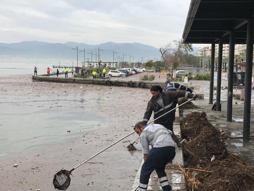İ̇zmir’de Selden Sonra Körfezden 25 Ton Çöp Toplandı