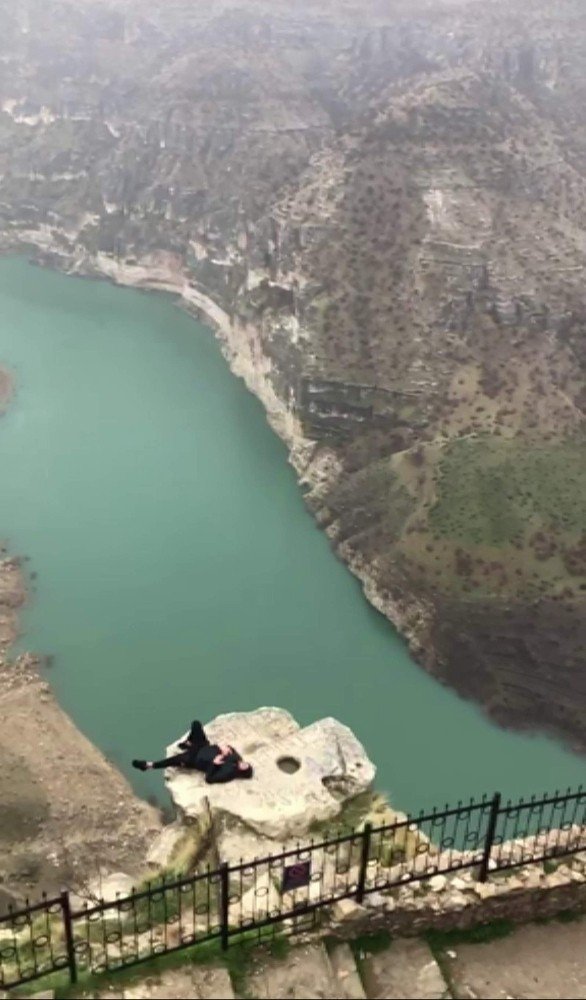 Fotoğraf Çekmek Uğruna Canlarını Hiçe Sayıyorlar