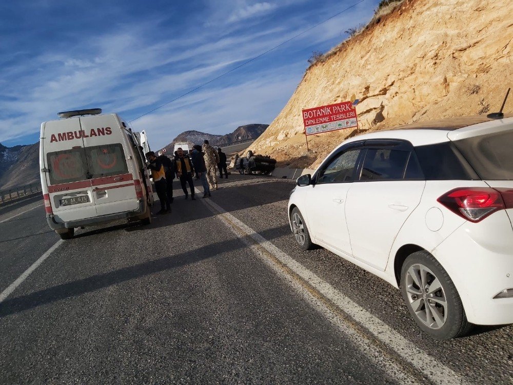 Siirt’te Lastiği Patlayan Araç Takla Attı: 2’si Ağır 5 Yaralı