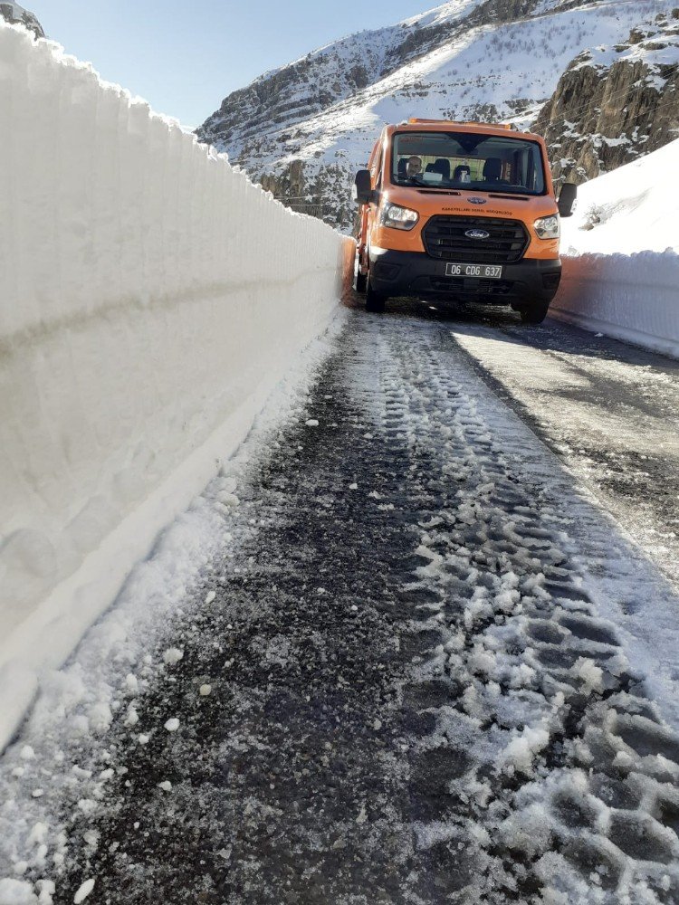 Şırnak’ta Kardan Kapanan Köy Yolları Ulaşıma Açıldı