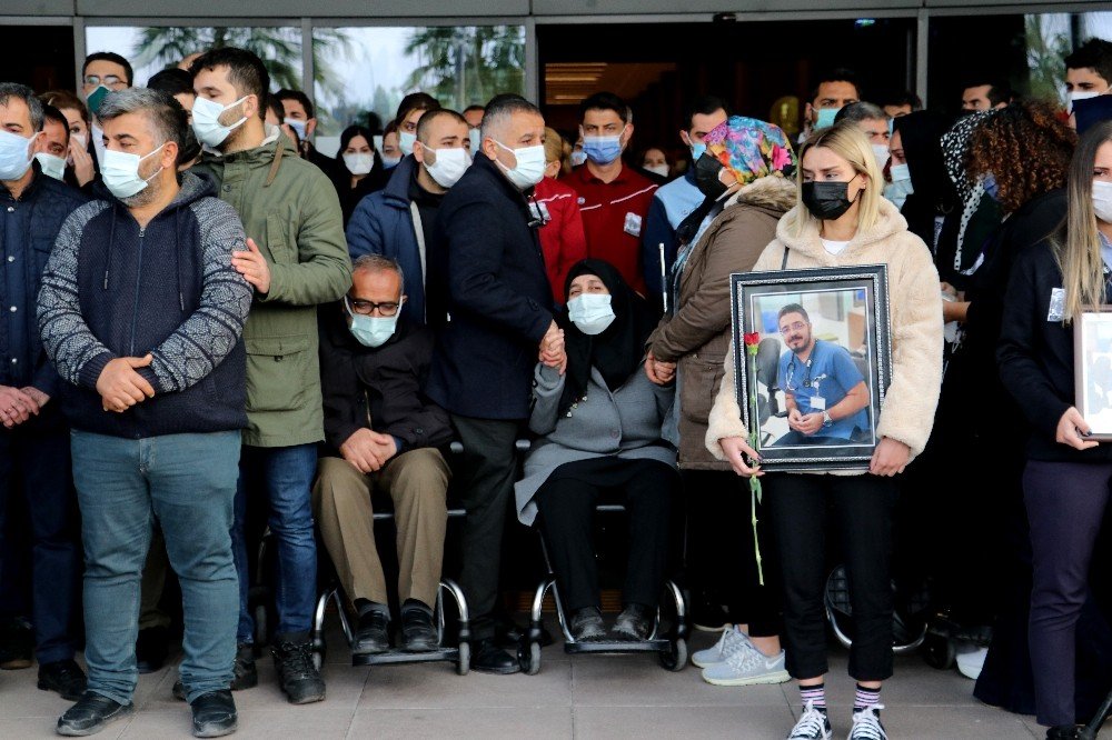 Korona Virüsten Ölen Doktora Gözyaşılı Veda