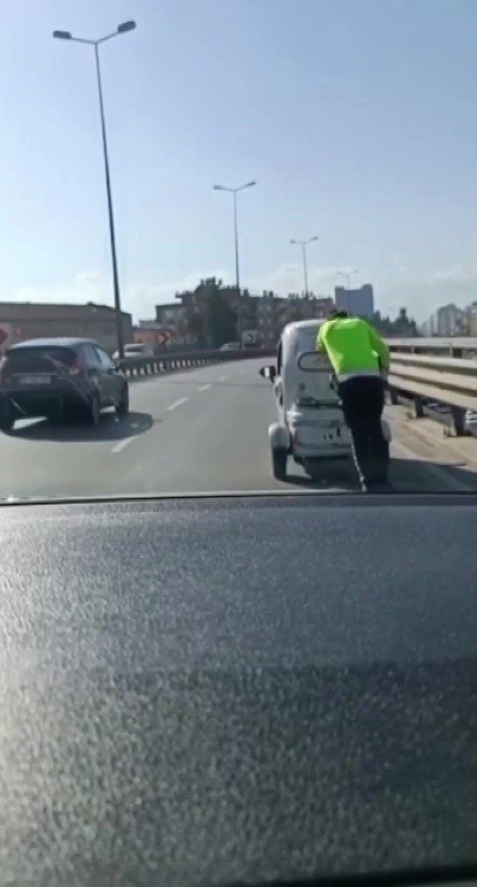 Antalya’da Trafik Polisinden Engelleri Aşan Hareket