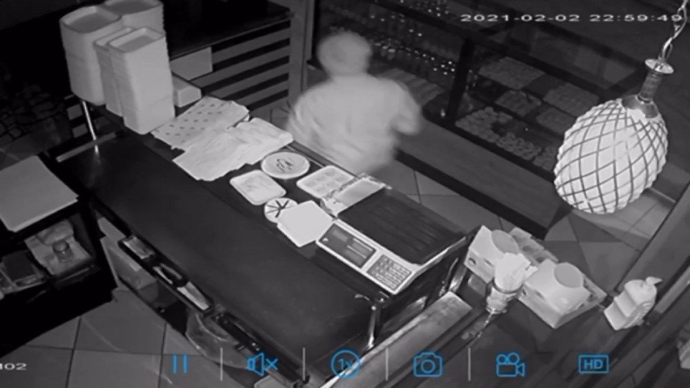 Bursa’da Sadaka Kutusunu Çalan Hırsız Kameraya Yansıdı