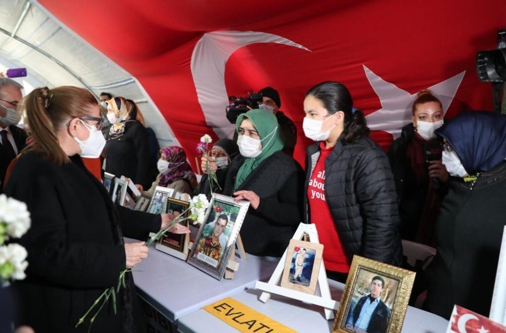 Ticaret Bakanı Ruhsar Pekcan, Evlat Nöbetindeki Aileleri Ziyaret Etti