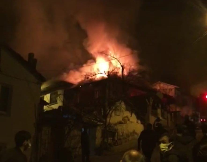 Amasya’da 2 Ev Alevlere Teslim Oldu