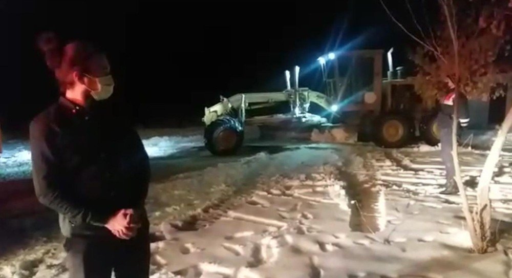 Araçları Kara Saplanan Aileyi Jandarma Kurtardı