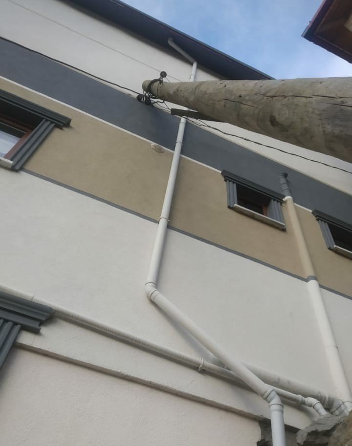 Evin Gövdesine Yaslanan Elektrik Direğine Müdahale Edildi