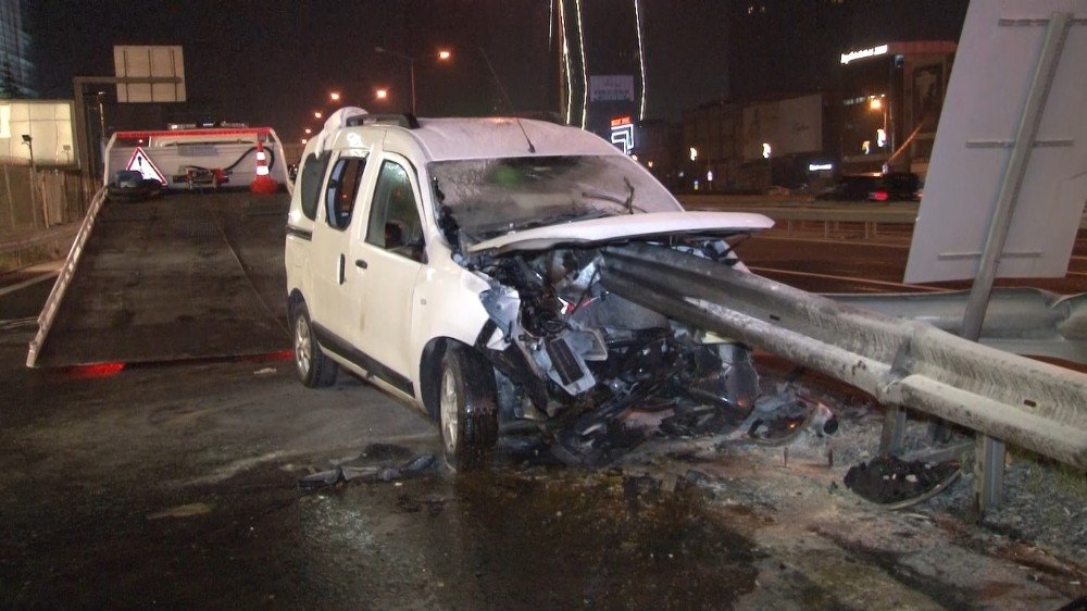 Küçükçekmece’de Otomobil Bariyerlere Ok Gibi Saplandı: 2 Yaralı