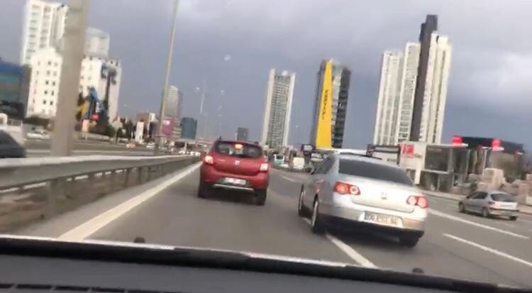 İ̇stanbul Trafiğinde "makas" Terörü Kamerada