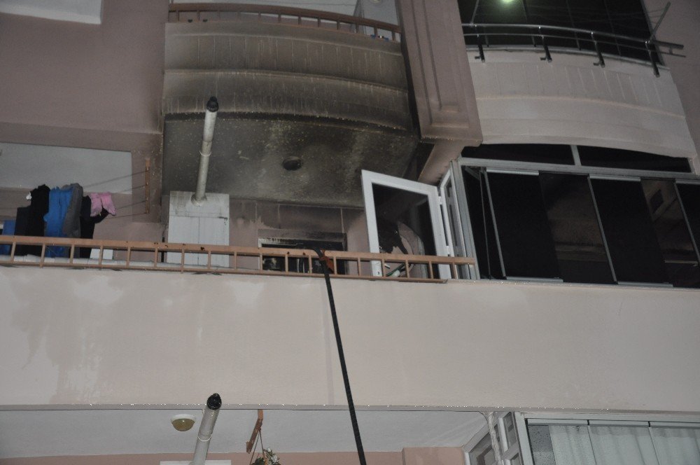 İ̇zmir’de Bir Apartmanda Korkutan Yangın