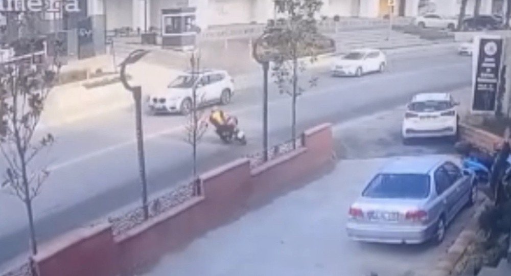 İ̇stanbul’da Feci Kaza Kamerada: 30 Metre Sürüklenip Aracın Altına Girdi