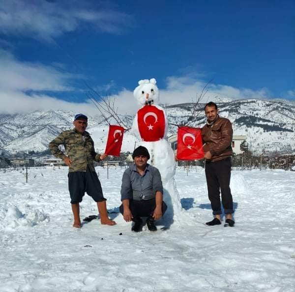 Türk Bayraklı Kardan Adama Yoğun İlgi