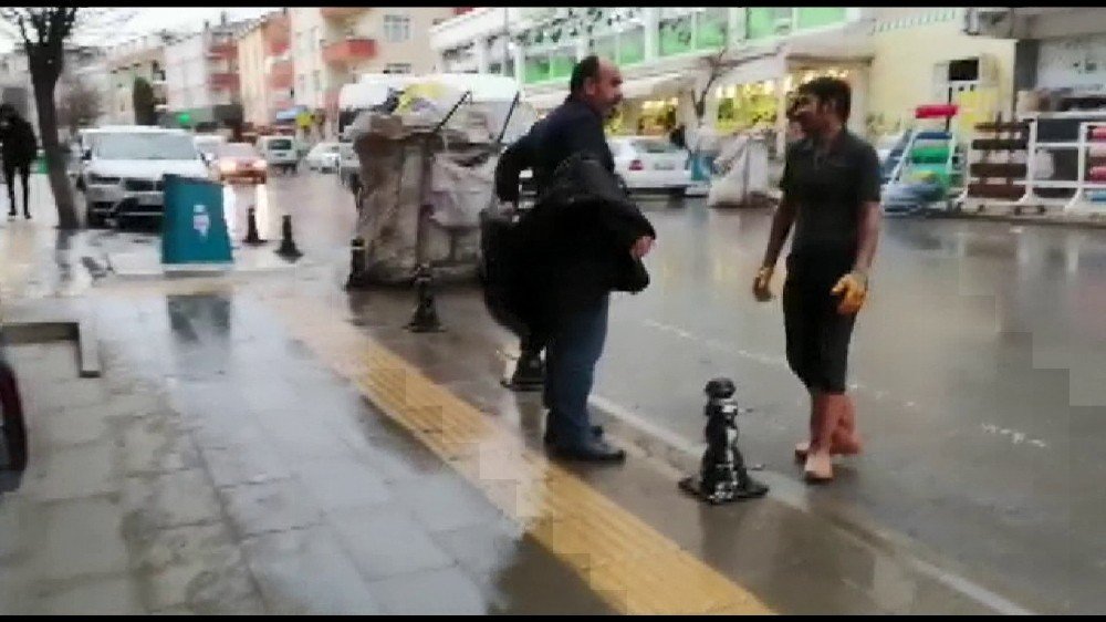 Yağmurda Islanan Kağıt Toplayıcısına Montunu Veren Vatandaş Konuştu
