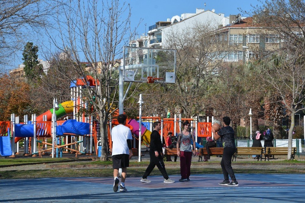 Sinop’ta Güneşi Gören Kendini Sokağa Attı