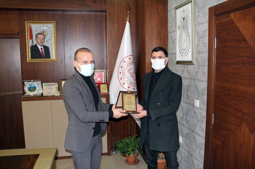 Ağrı Milli Eğitim Müdürü Tekin, Eğitime Desteklerinden Dolayı Canşi’ya Plaket Verdi