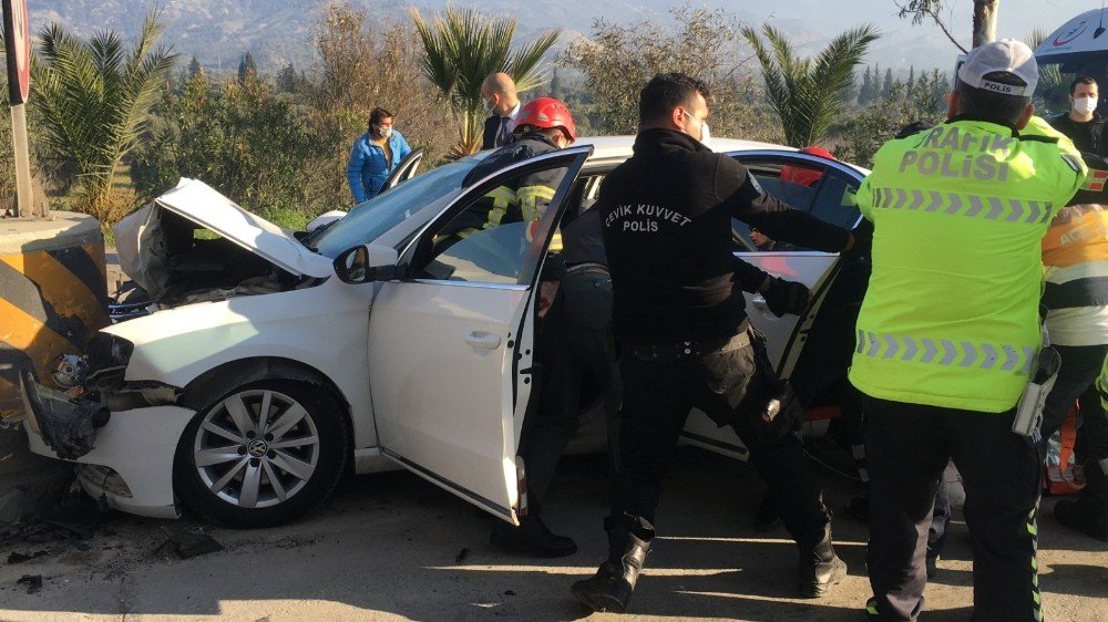 Otomobil Gişelerde Beton Bariyere Çarptı: 2 Ölü