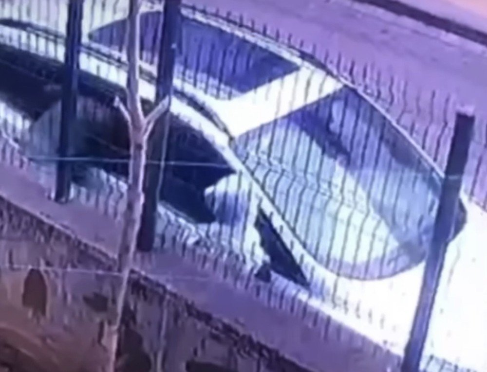Gözü Dönmüş Hırsızlar Güpegündüz Aracın Camını Kırıp Değerli Eşyaları Çaldı