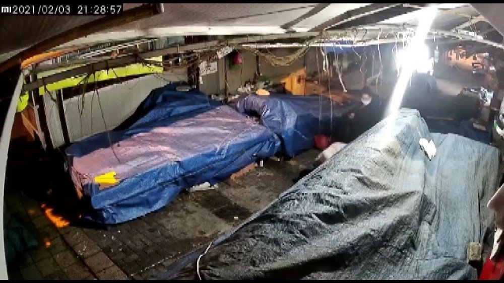 Bursa’da Tarihî Pazardan Teneke Teneke Peynir Çalan Hırsızlar Kameralara Yakalandı