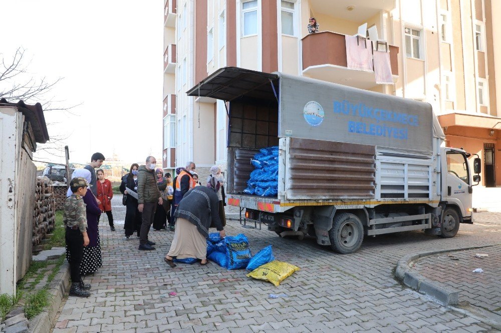 Büyükçekmece Belediyesi Bin Aileye Kömür Dağıttı
